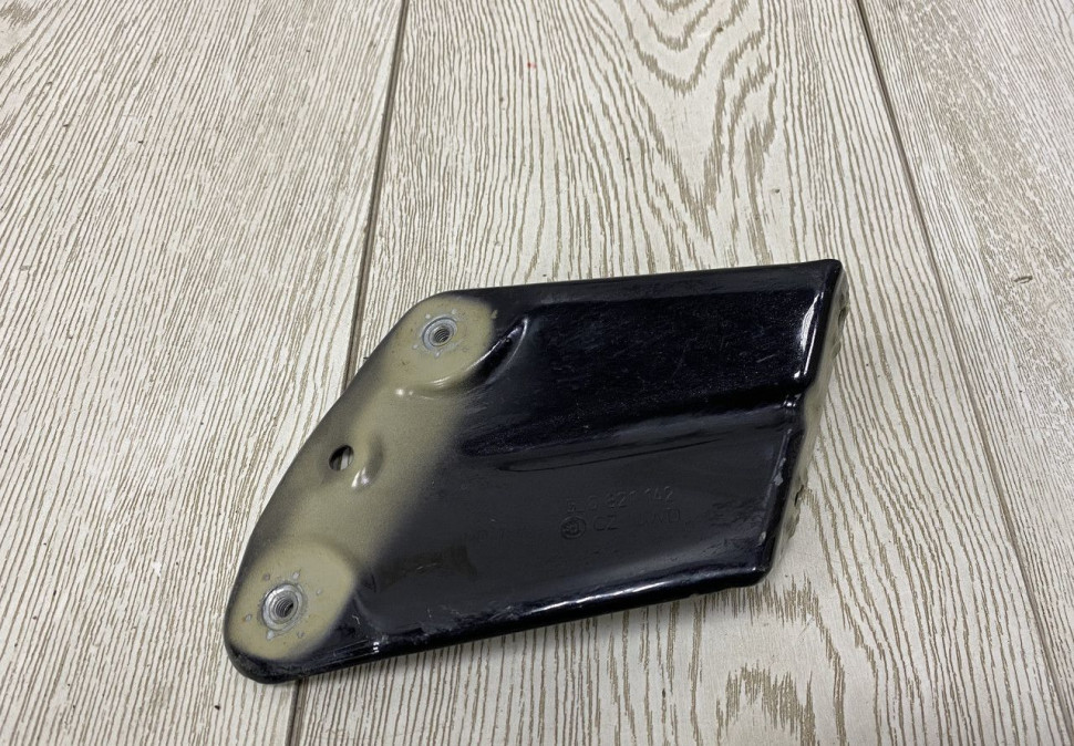 Кронштейн переднего правого крыла Skoda Yeti oem 5L0821142