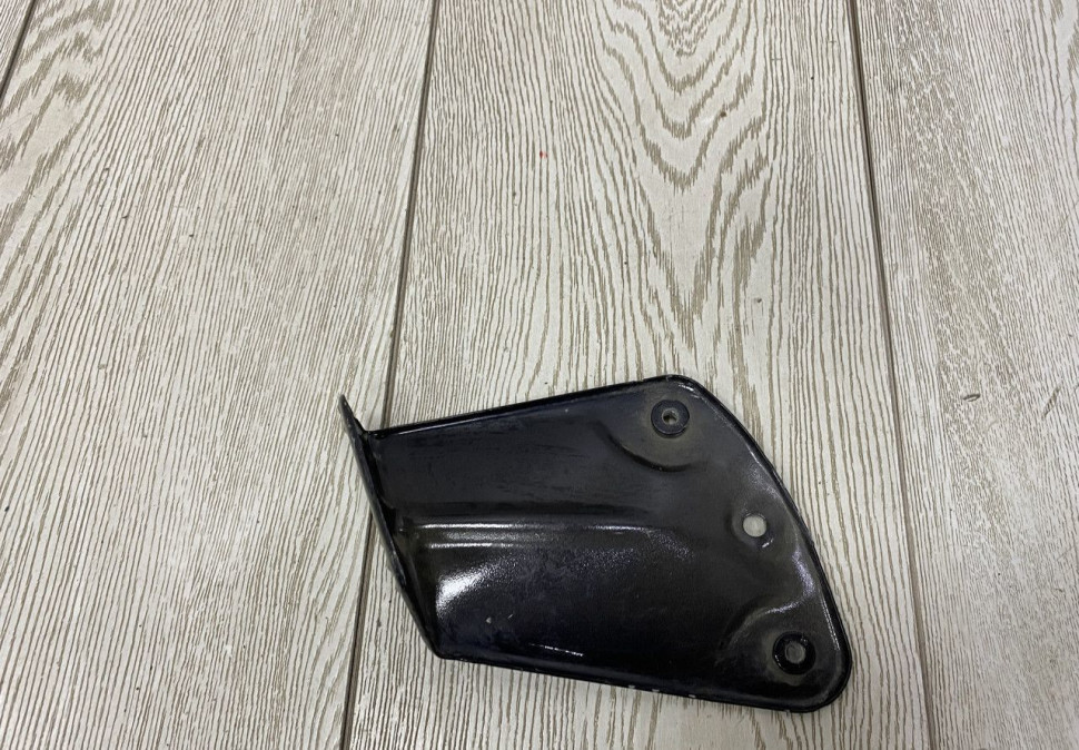 Кронштейн переднего правого крыла Skoda Yeti oem 5L0821142