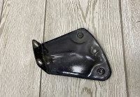 Кронштейн переднего правого крыла Skoda Yeti oem 5L0821142