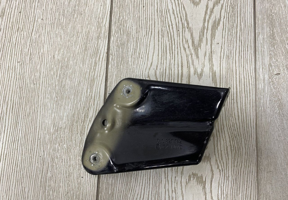 Кронштейн переднего правого крыла Skoda Yeti oem 5L0821142