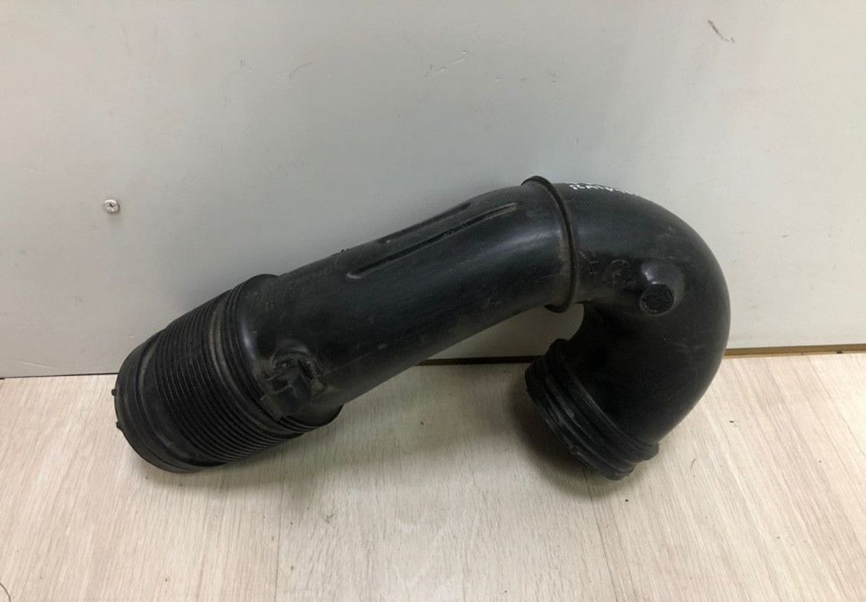 Патрубок воздушного фильтра Volkwswagen Touareg NF oem 7p6129684b