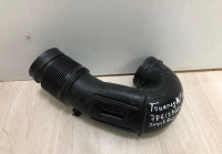 Патрубок воздушного фильтра Volkwswagen Touareg NF oem 7p6129684b