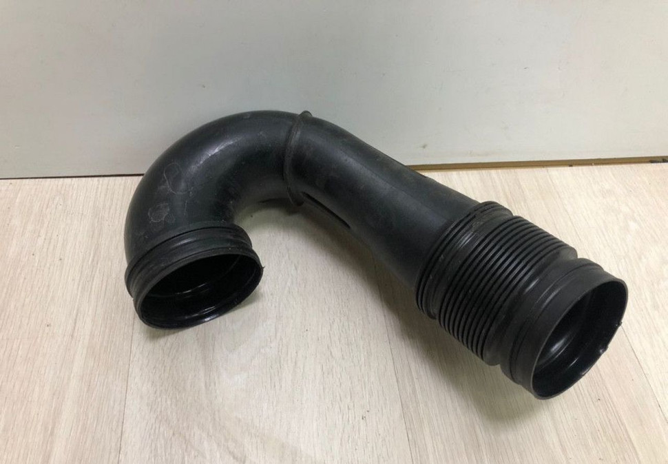 Патрубок воздушного фильтра Volkwswagen Touareg NF oem 7p6129684b Патрубок воздушного фильтра Volkwswagen Touareg NF oem 7p6129684b