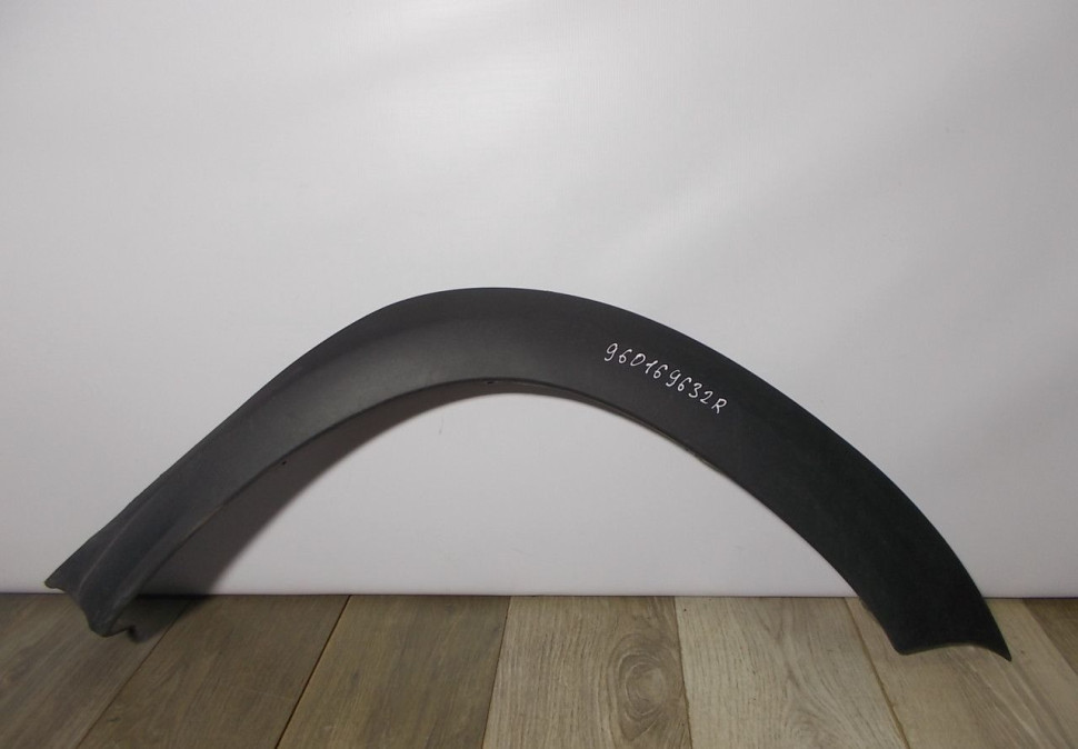 Расширитель арки крыла передний правый Renault Duster oem 960169632R