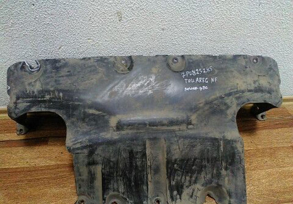 Пыльник ДВС Центральный Volkswagen Touareg NF с трещиной oem 7p0825285