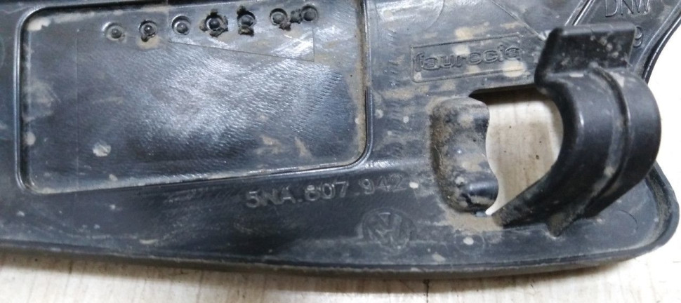 Кронштейн форсунки омывателя правый Volkswagen Tiguan 2 2016> oem 5NA807942 Кронштейн форсунки омывателя правый Volkswagen Tiguan 2 2016> oem 5NA807942