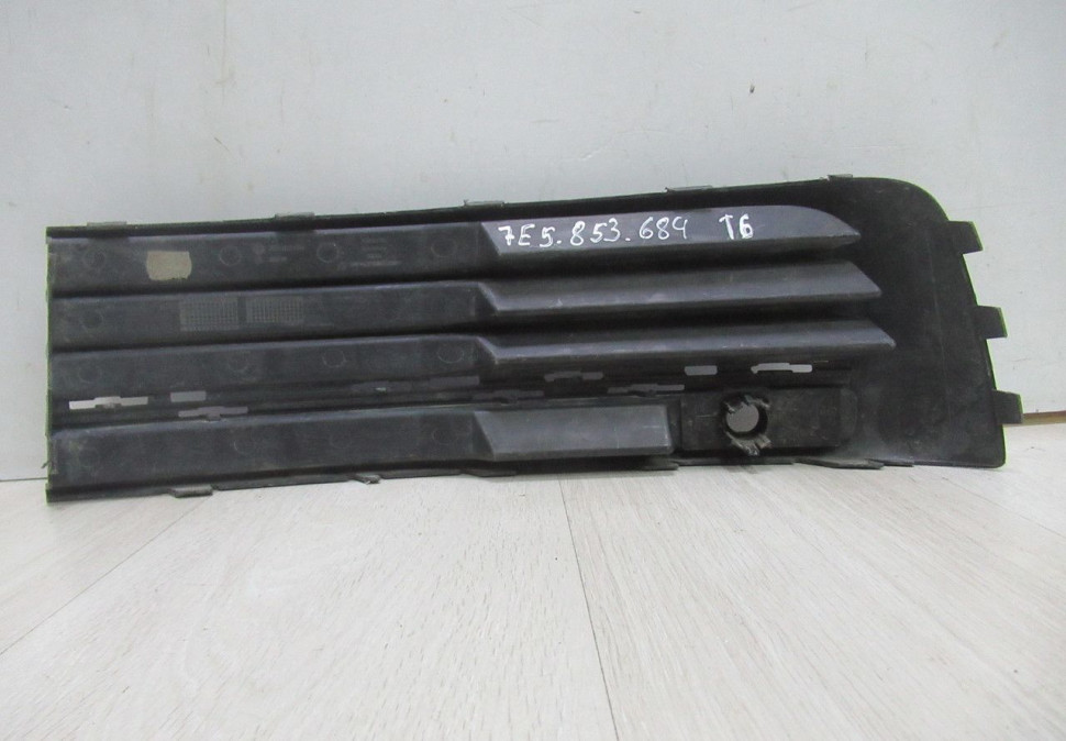 Решетка переднего бампера правая Volkswagen Transporter T6 oem 7e5853684