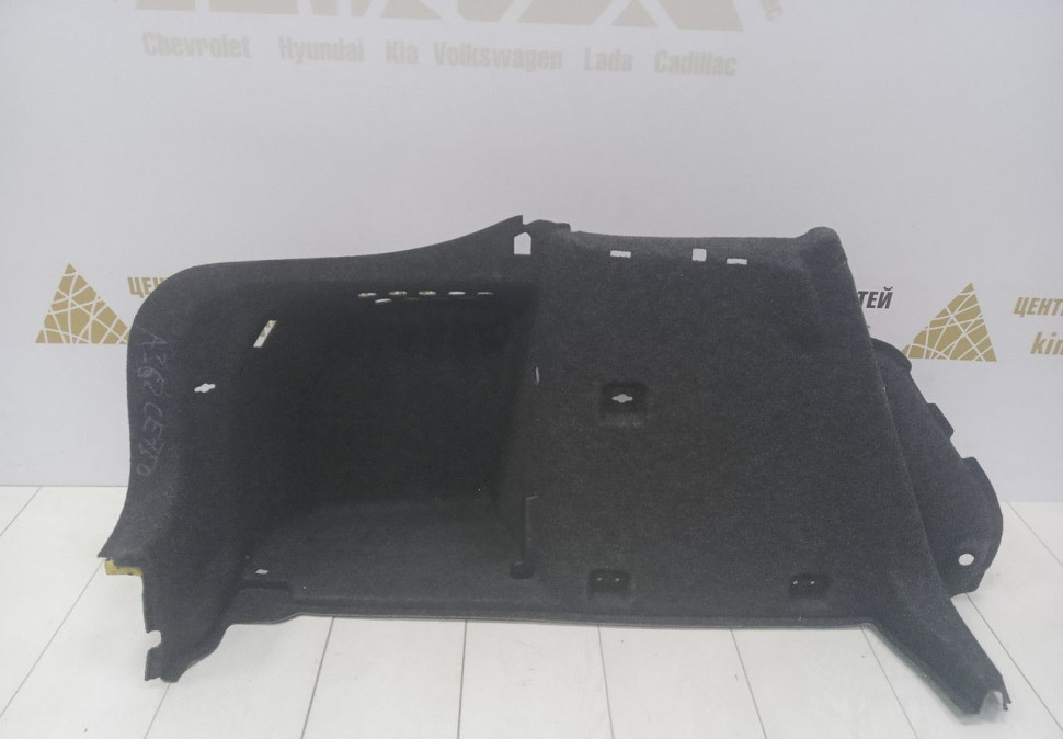 Обивка багажника левая Skoda Octavia A7 OEM 5E5867427J