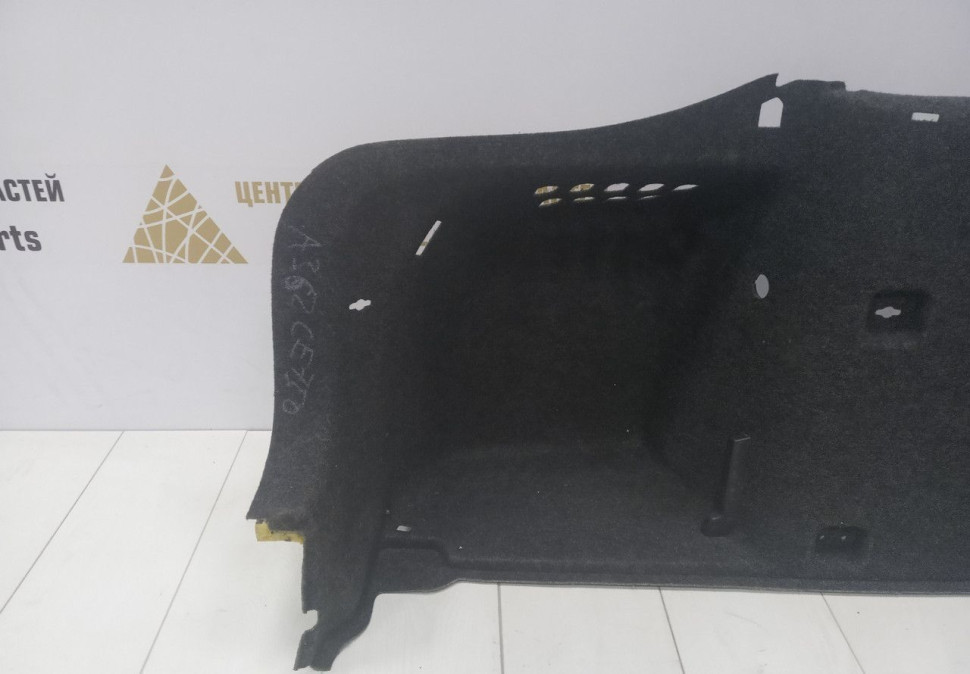 Обивка багажника левая Skoda Octavia A7 OEM 5E5867427J Обивка багажника левая Skoda Octavia A7 OEM 5E5867427J