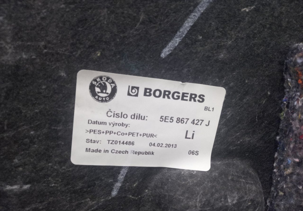 Обивка багажника левая Skoda Octavia A7 OEM 5E5867427J Обивка багажника левая Skoda Octavia A7 OEM 5E5867427J