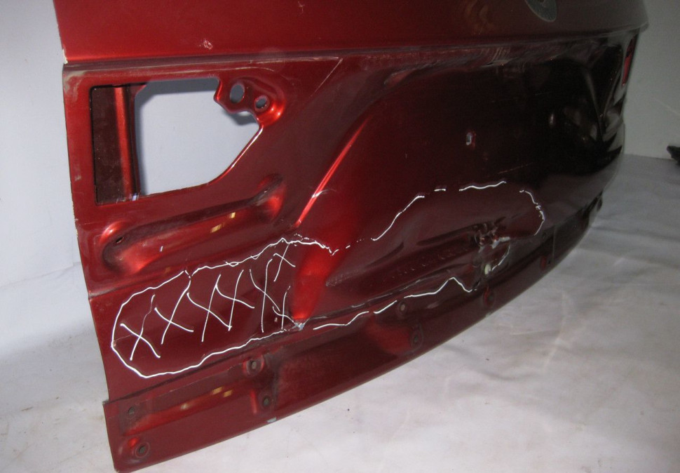 Крышка багажника BMW X3 E83 (вмятина) (скл-3) Крышка багажника BMW X3 E83 (вмятина) (скл-3)