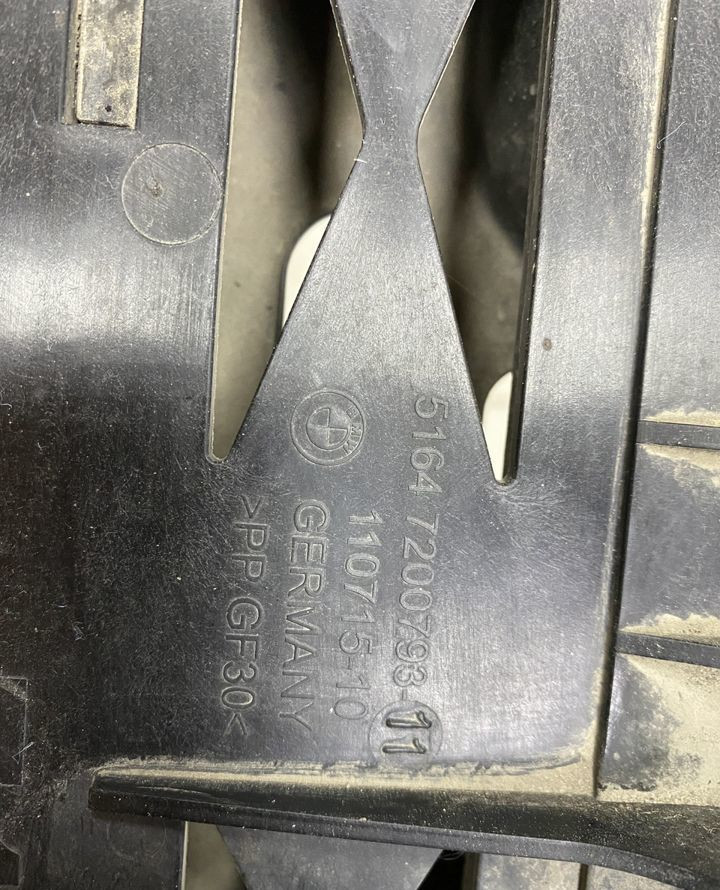 Кронштейн под фару левый BMW 5 F10 OEM 51647200793