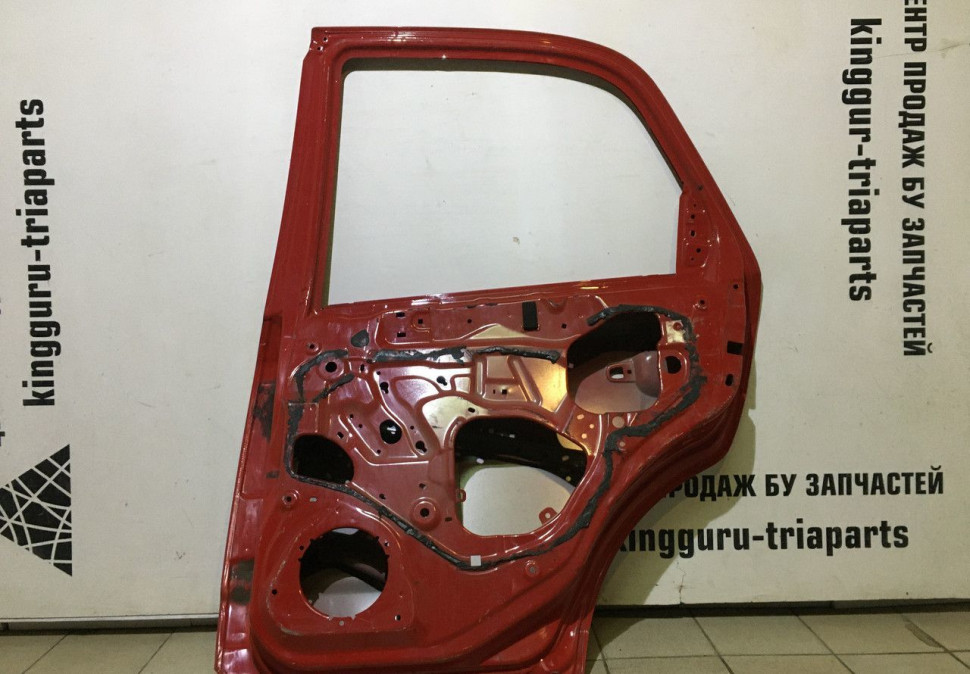 Дверь задняя правая бу Suzuki SX4 хетчбек OEM 6800375811 (скл-3)