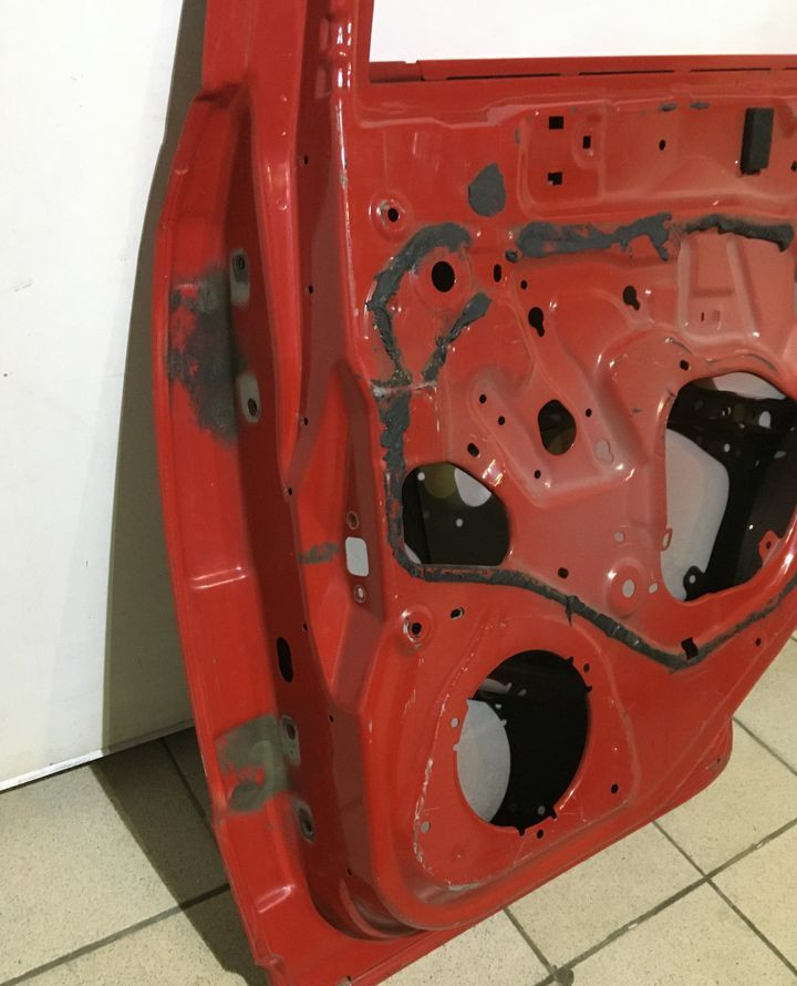 Дверь задняя правая бу Suzuki SX4 хетчбек OEM 6800375811 (скл-3)