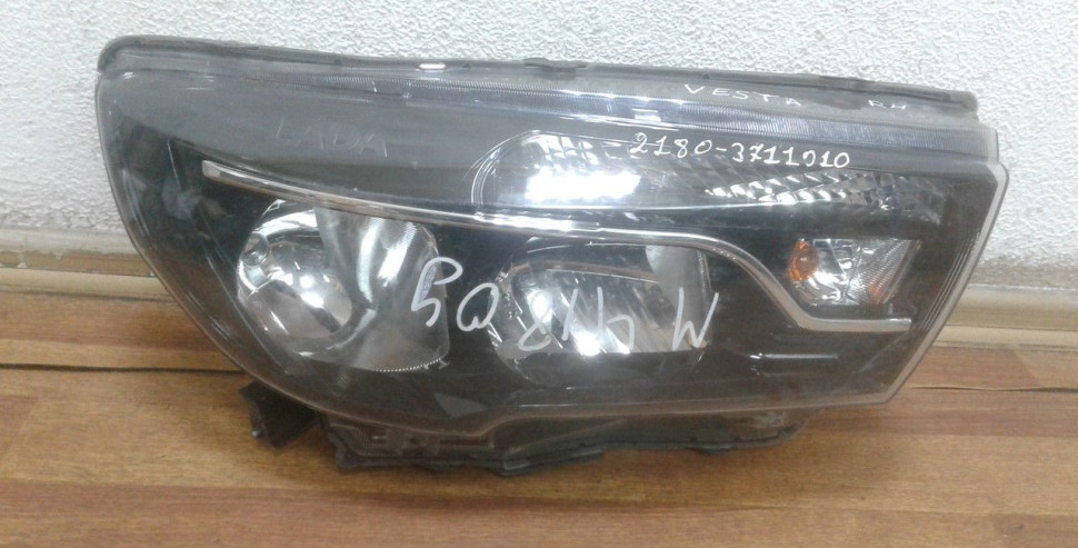 Фара правая Lada Vesta oem 8450006952 (слом. 1 крепл.) (скл-3)