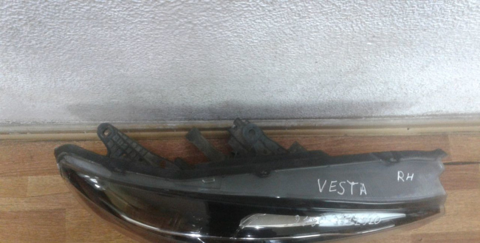 Фара правая Lada Vesta oem 8450006952 (слом. 1 крепл.) (скл-3)