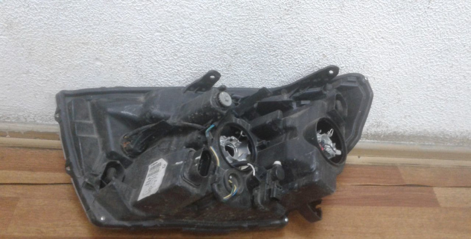 Фара правая Lada Vesta oem 8450006952 (слом. 1 крепл.) (скл-3)