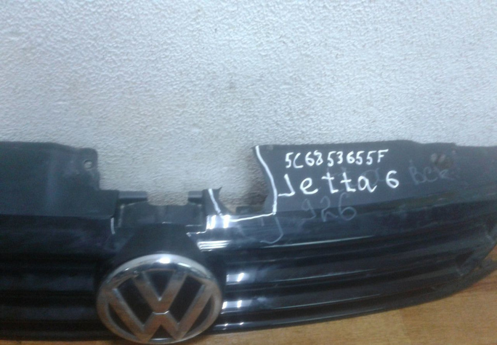 Решетка радиатора Volkswagen Jetta 6 oem 5C6853655F (слом.часть) Решетка радиатора Volkswagen Jetta 6 oem 5C6853655F (слом.часть)