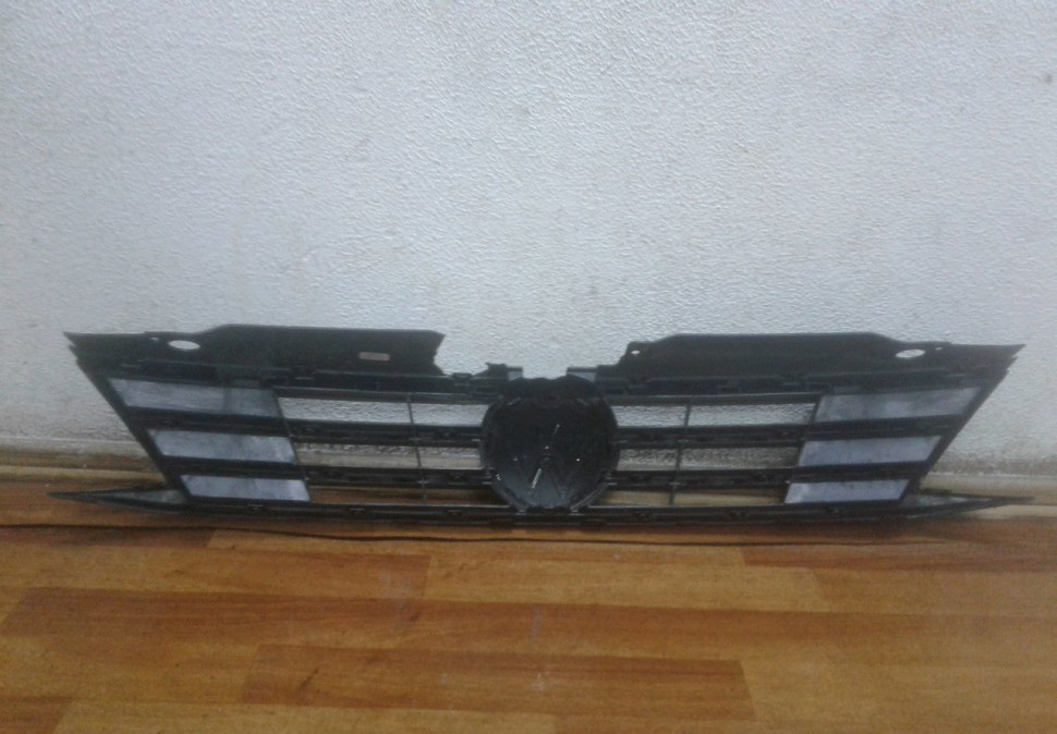 Решетка радиатора Volkswagen Jetta 6 oem 5C6853655F (слом.часть) Решетка радиатора Volkswagen Jetta 6 oem 5C6853655F (слом.часть)