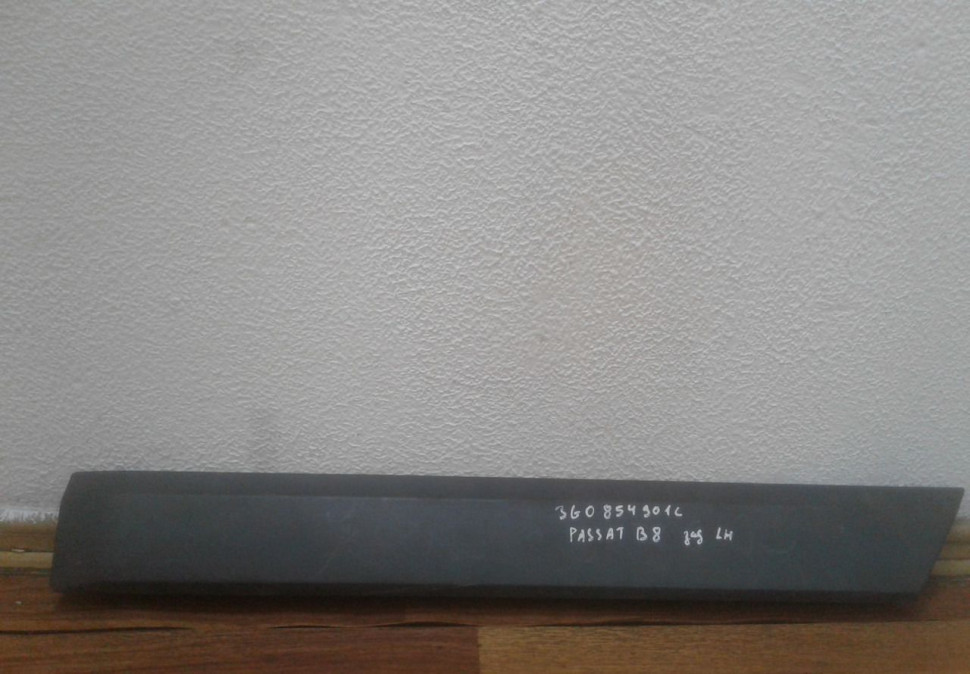 Накладка задней левой двери Volkswagen Passat B8 (14>) oem 3g0854901