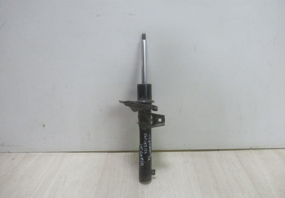 Амортизатор передний правый Volkswagen Golf 7 oem 5q0413023