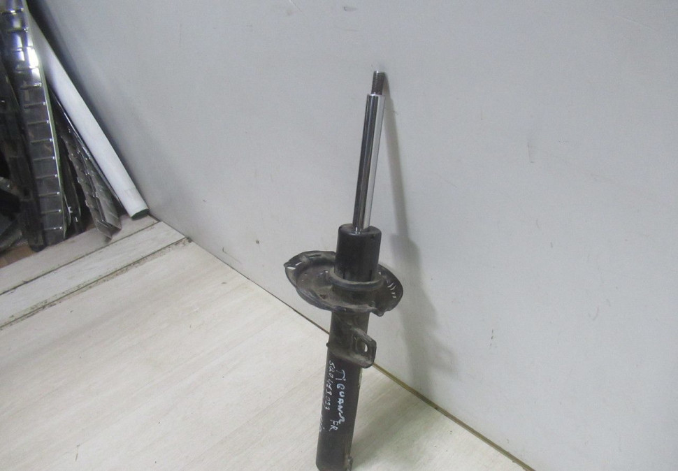 Амортизатор передний правый Volkswagen Golf 7 oem 5q0413023 Амортизатор передний правый Volkswagen Golf 7 oem 5q0413023
