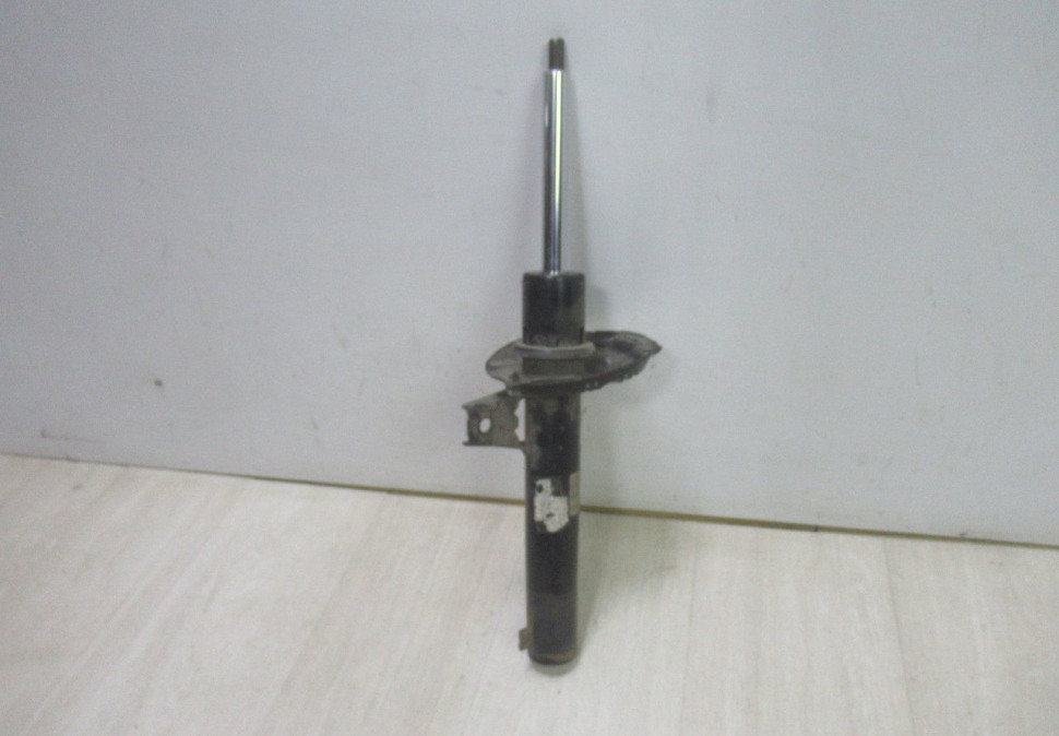 Амортизатор передний правый Volkswagen Golf 7 oem 5q0413023 Амортизатор передний правый Volkswagen Golf 7 oem 5q0413023
