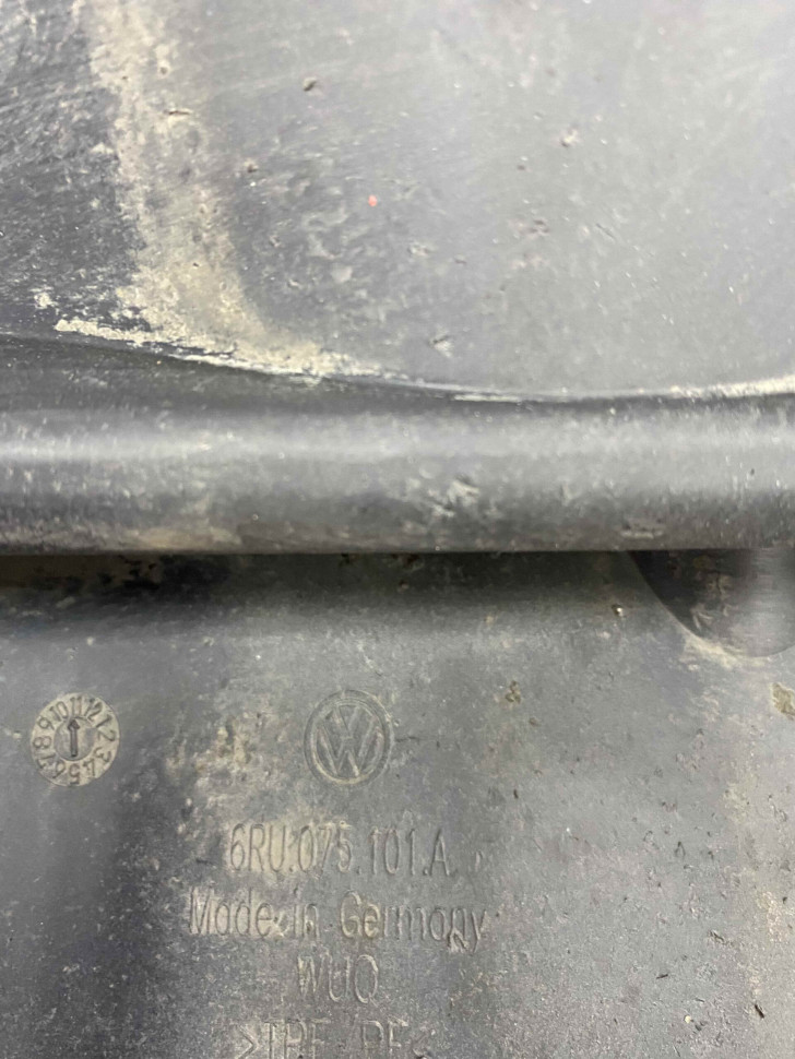 Брызговик задний левый Volkswagen Polo 5 2009 OEM 6RU075101 Брызговик задний левый Volkswagen Polo 5 2009 OEM 6RU075101