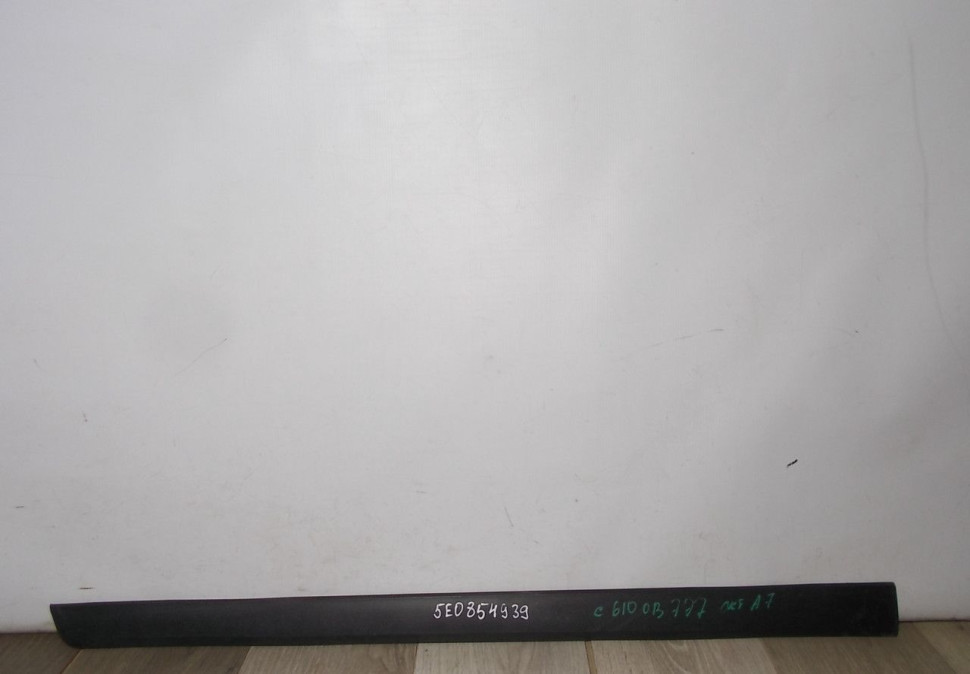 Молдинг двери передний левый бу Skoda Octavia A7 Scout OEM 5E0854939