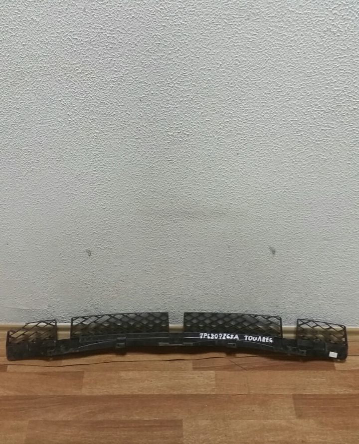 Усилитель переднего бампера Volkswagen Touareg NF (пластик) oem 7P6807863A