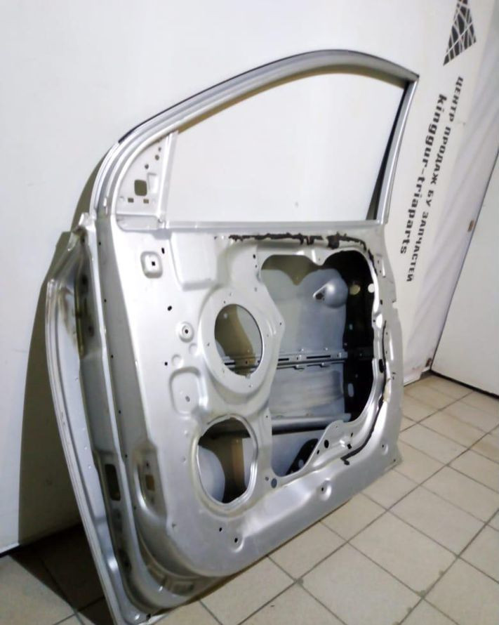 Дверь передняя правая Hyundai IX35 oem 760042Y010 (скл-3)