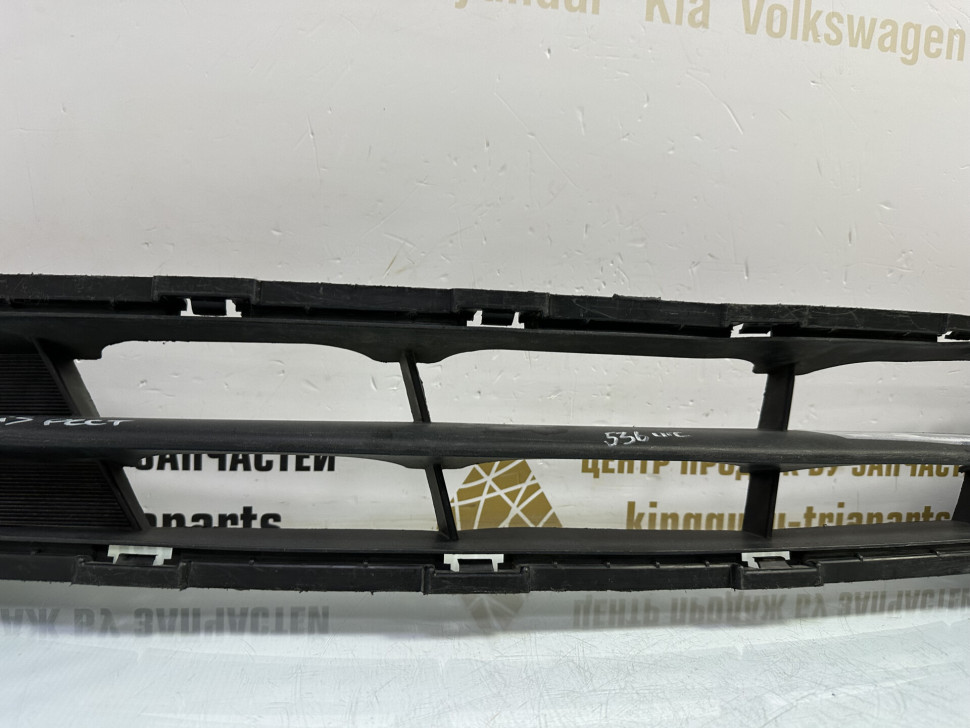 Решетка переднего бампера Hyundai Solaris 1 рестайлинг 2014 OEM 865614L500