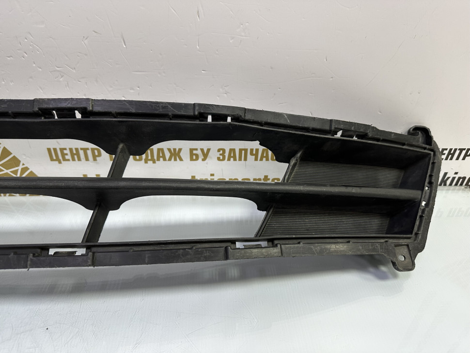 Решетка переднего бампера Hyundai Solaris 1 рестайлинг 2014 OEM 865614L500