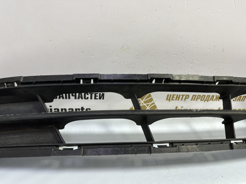 Решетка переднего бампера Hyundai Solaris 1 рестайлинг 2014 OEM 865614L500