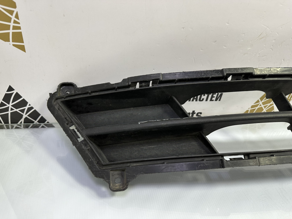 Решетка переднего бампера Hyundai Solaris 1 рестайлинг 2014 OEM 865614L500