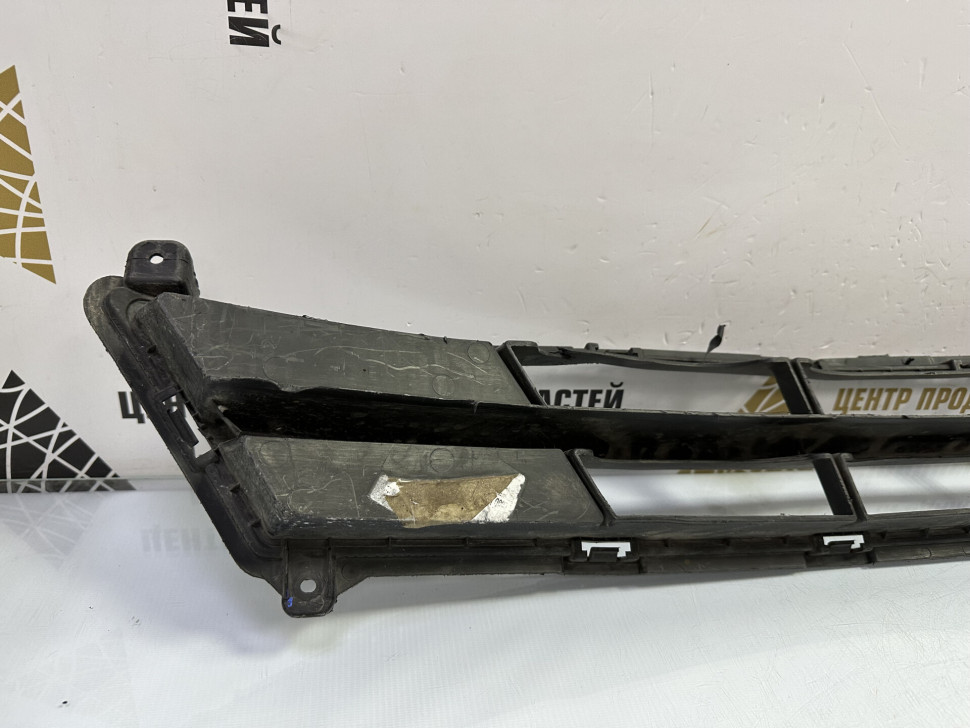 Решетка переднего бампера Hyundai Solaris 1 рестайлинг 2014 OEM 865614L500