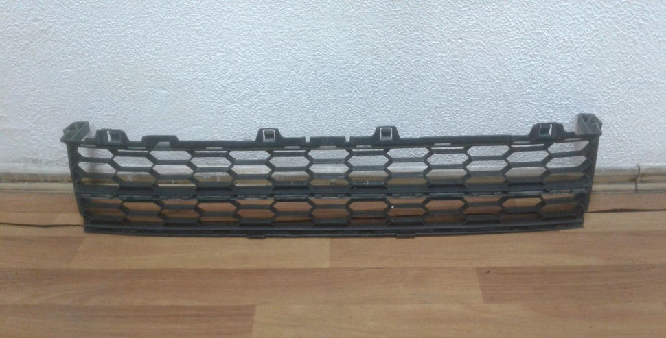 Решетка переднего бампера бу Skoda Superb 3 OEM 3V0853677