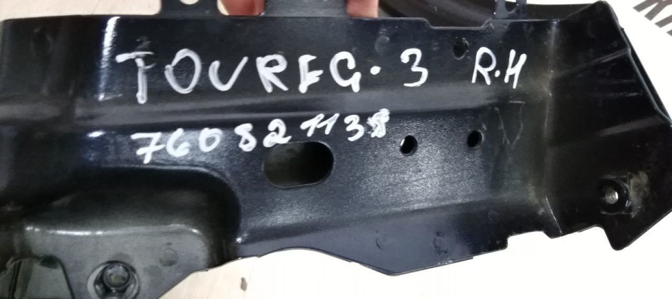 Кронштейн фары правый Volkswagen touareg 3 oem 760821138
