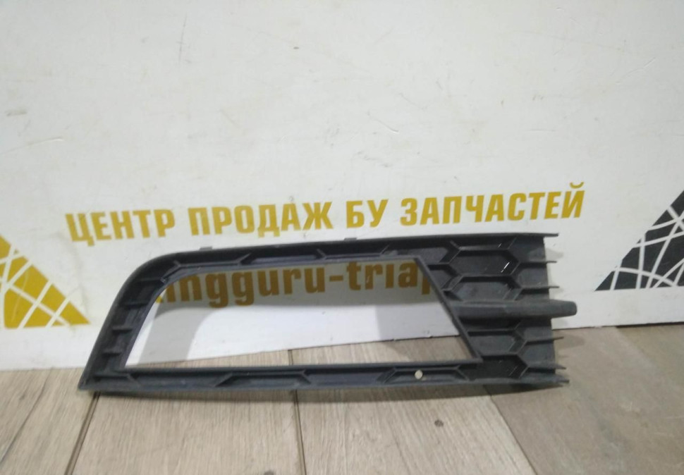 Решетка переднего бампера левая бу Skoda Octavia A7 OEM 5E0807681