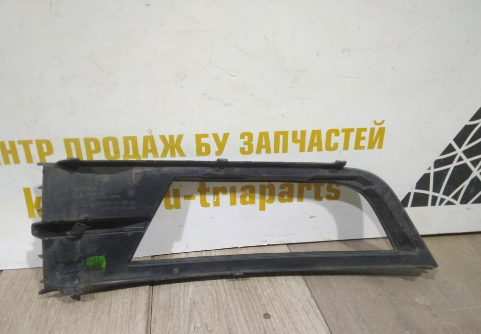 Решетка переднего бампера левая бу Skoda Octavia A7 OEM 5E0807681