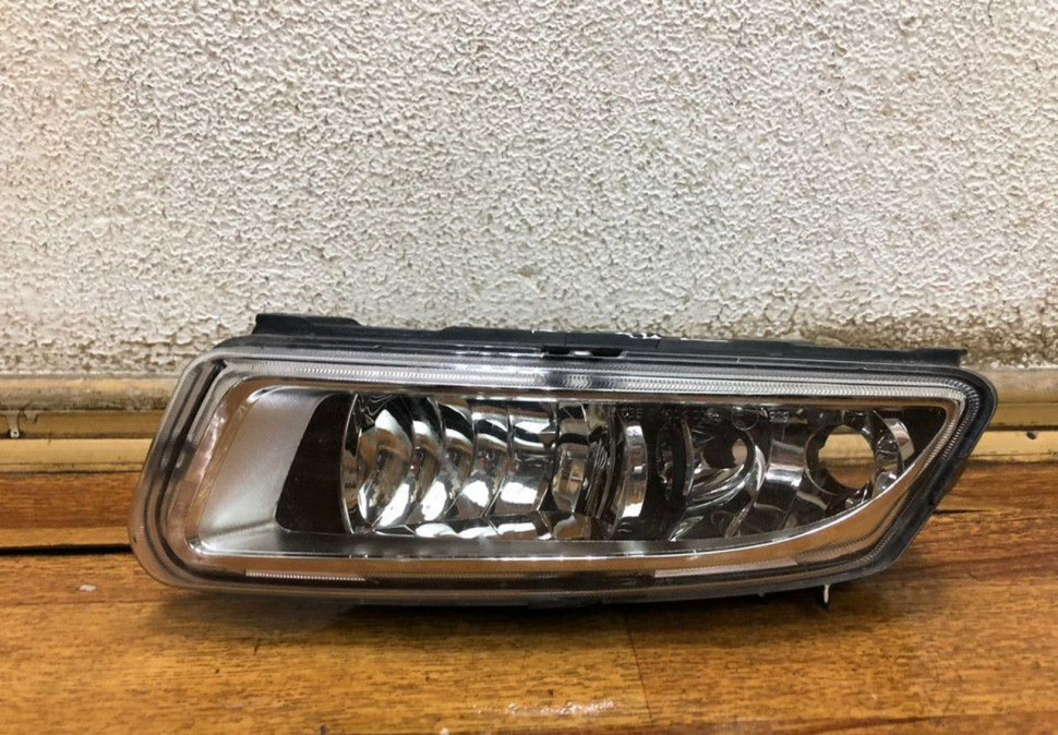 Фара ПТФ правая Volkswagen Polo oem 6Ru941016 (слом 2 креп)
