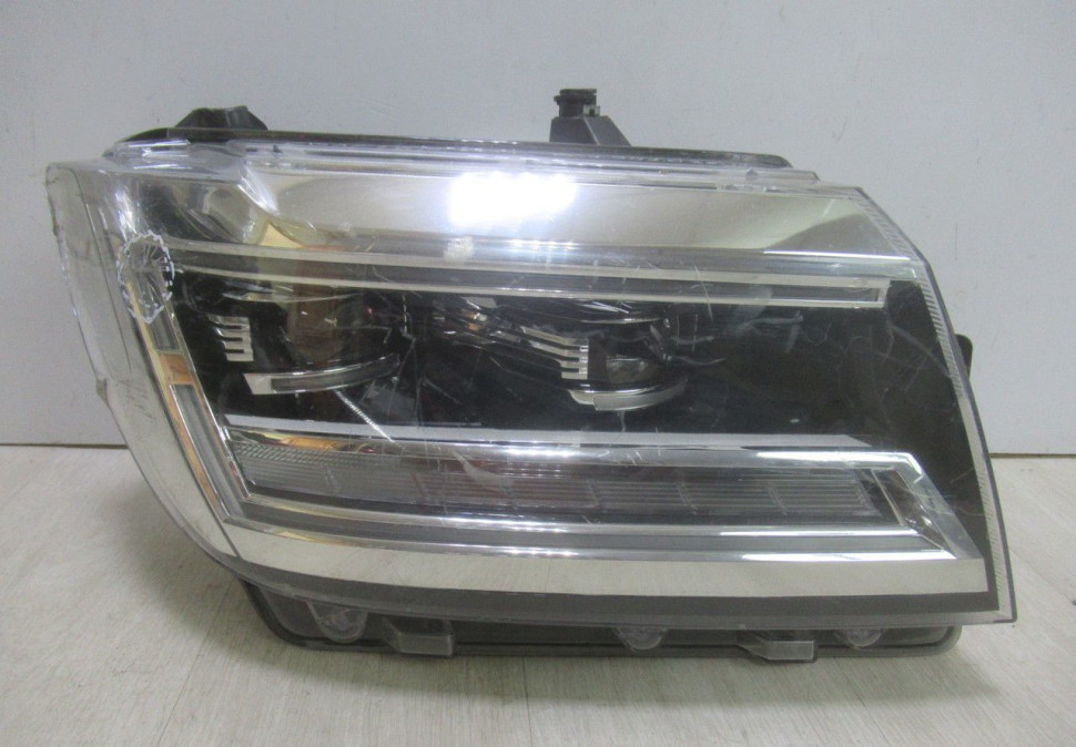 Фара правая Volkswagen Crafter (16>)  LED oem 7c1941036 (трещины на стекле)