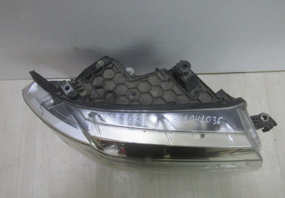 Фара правая Volkswagen Crafter (16>)  LED oem 7c1941036 (трещины на стекле)