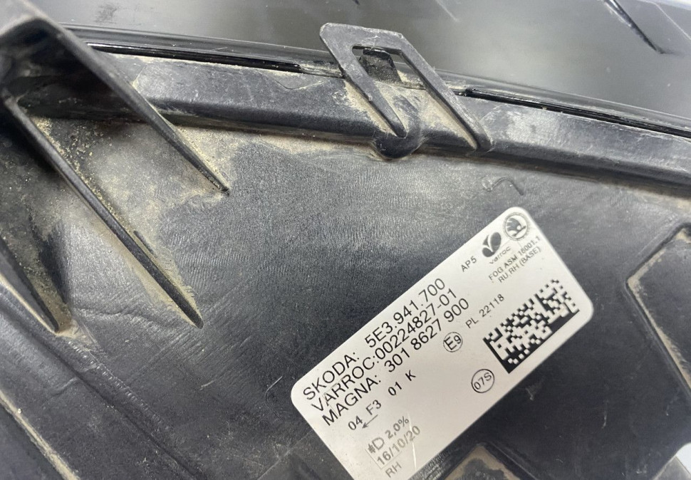 Фара LED ЛЕД противотуманная правая Skoda Octavia A8 OEM 5E3941700