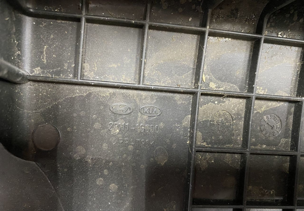 Крышка корпуса воздушного фильтра Kia Rio 2 2005 OEM 281111G000 Крышка корпуса воздушного фильтра Kia Rio 2 2005 OEM 281111G000