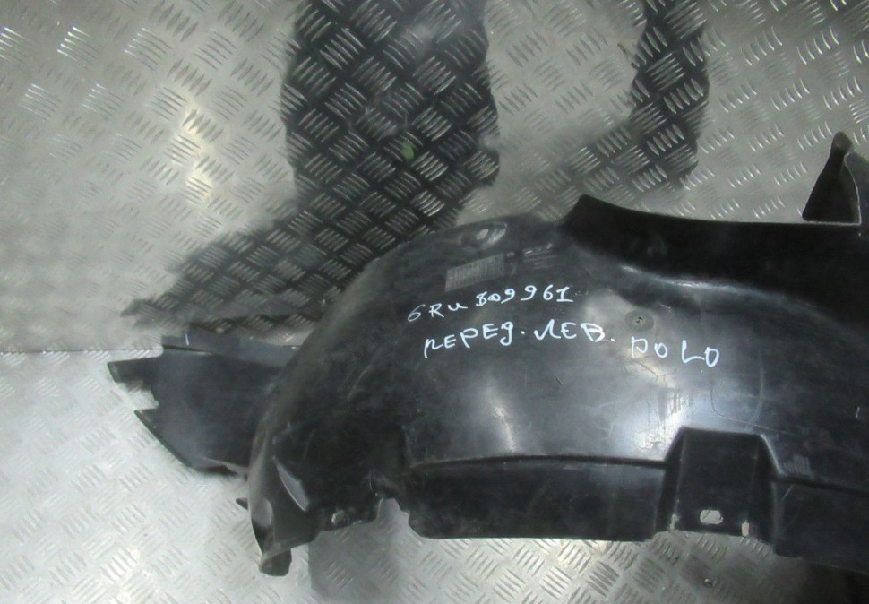 Подкрылок передний левый Volkswagen Polo oem 6ru809961