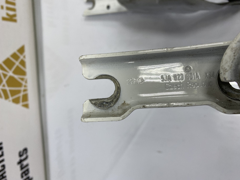 Петля капота правая левая  Skoda Rapid OEM 5JA823302A 5JA823301A