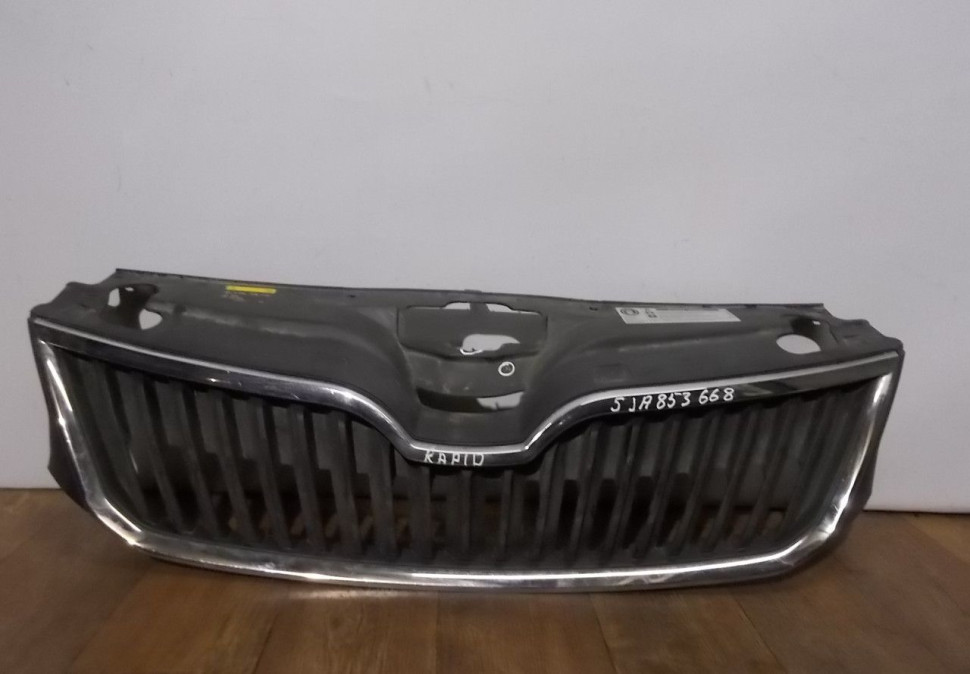 Решетка радиатора бу Skoda Rapid OEM 5JA853668