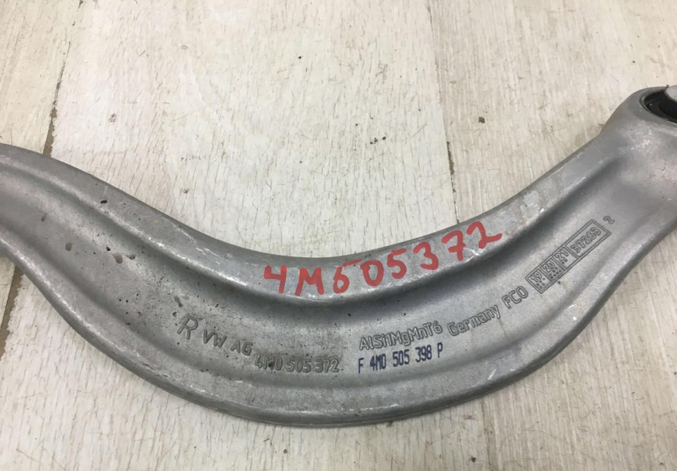 Рычаг задний правый верхний Audi Q7 OEM 4M0505372 Рычаг задний правый верхний Audi Q7 OEM 4M0505372