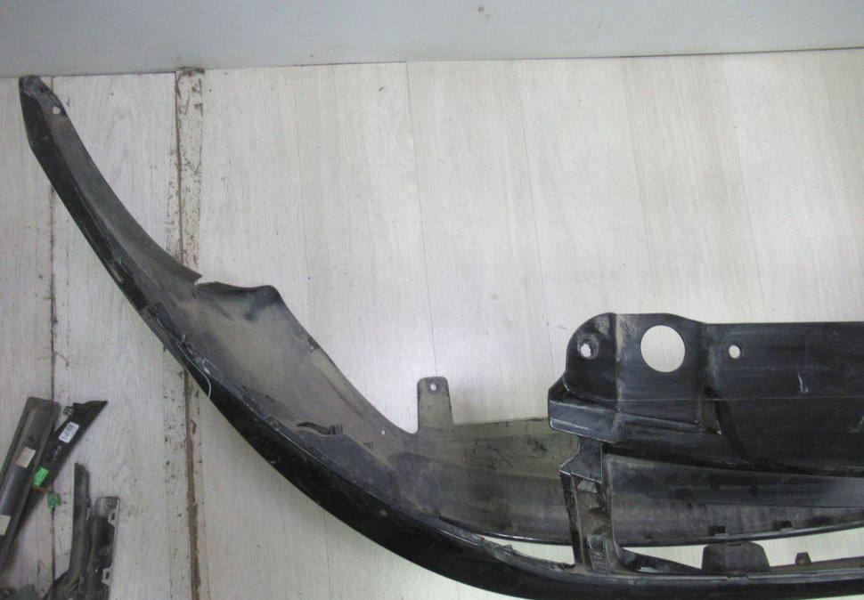 Бампер передний Lada Granta  oem 21910280301501 (трещины) (скл-3)